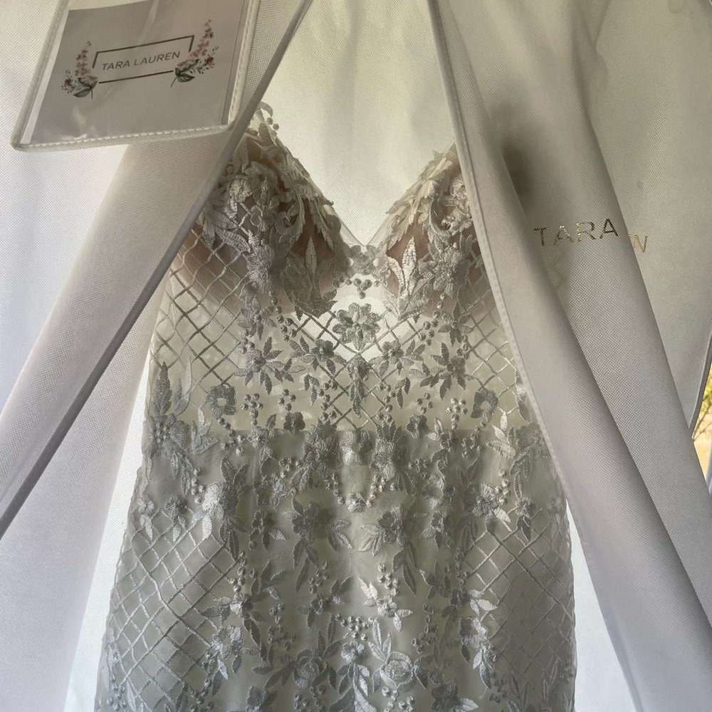 Beautiful Tara Lauren wedding dress. Fits like a glove.